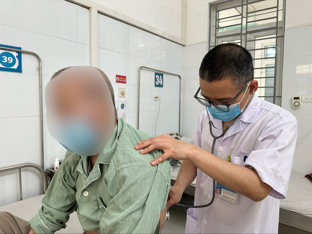 Gắp hạt hồng xiêm trong phế quản của cụ ông 